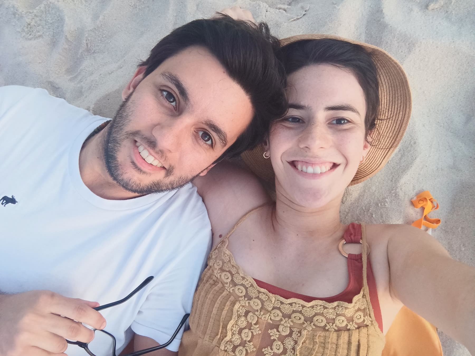 Milagros y Tomás recostados en la arena