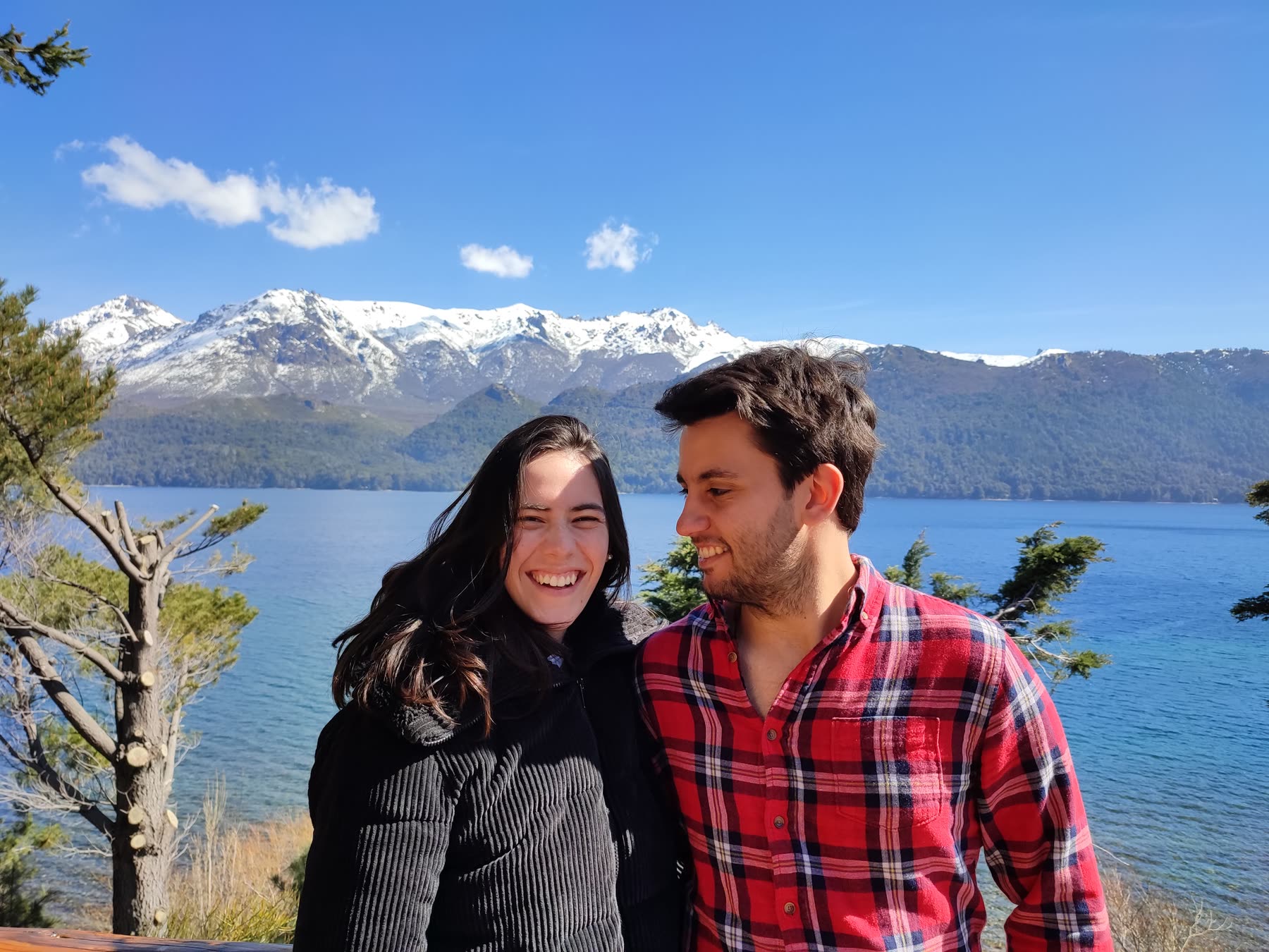 Milagros y Tomás frente al lago, en la Patagonia