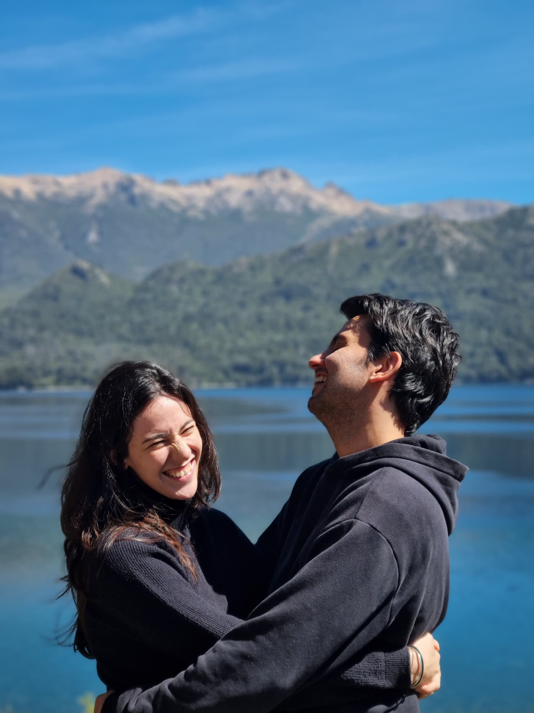 Milagros y Tomás abrazados frente al lago